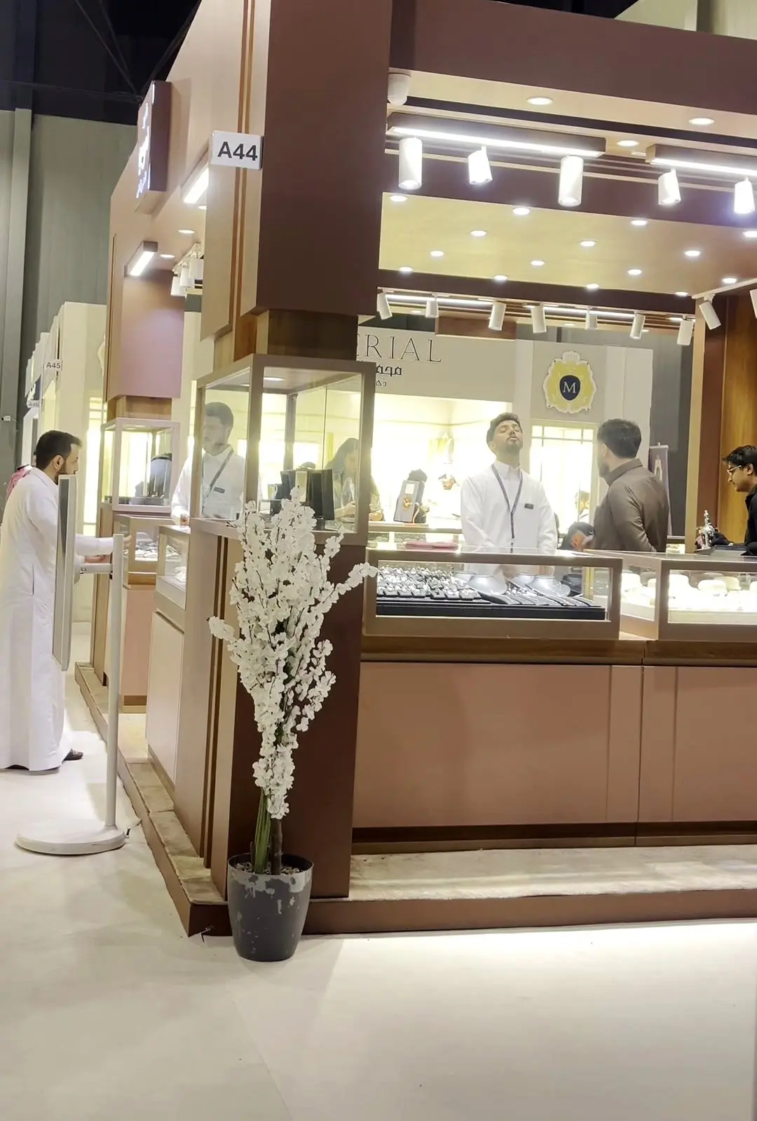 منضدة عرض مجوهرات يخدمها فريق الجناح