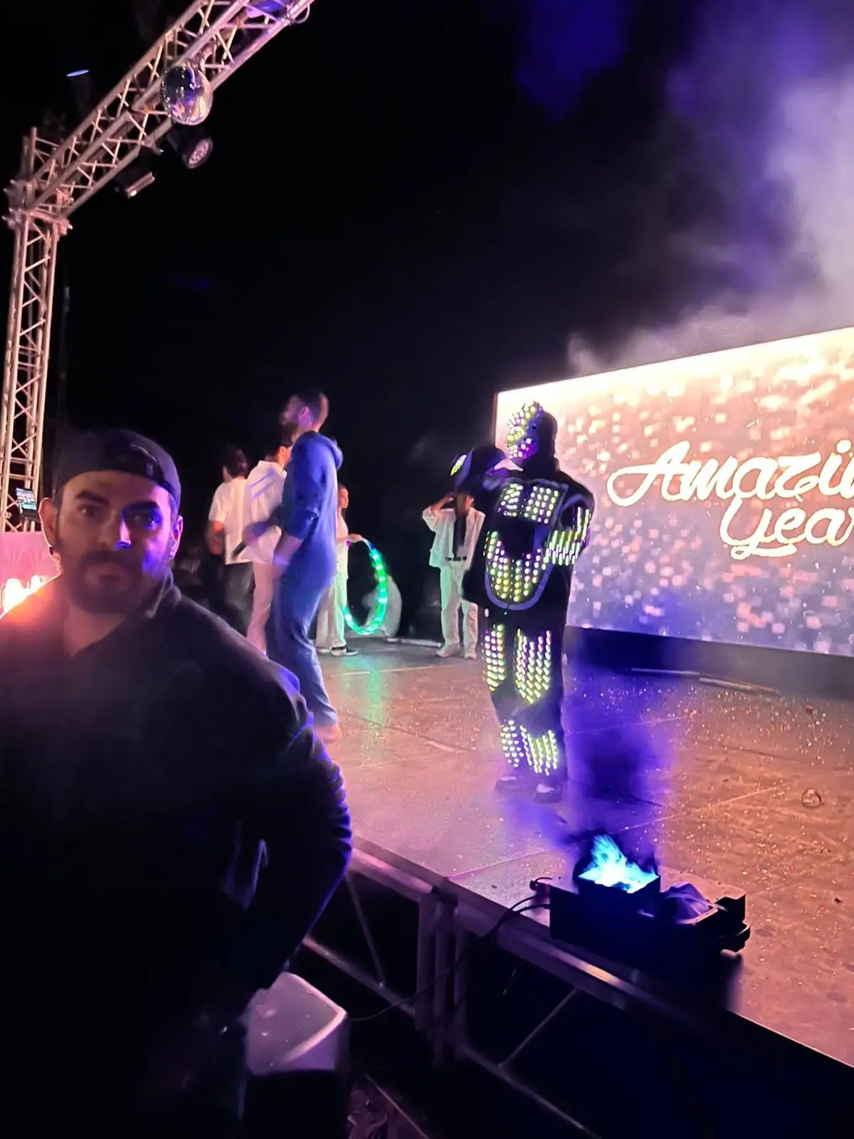 مؤدٍّ بزي LED على مسرح فعالية ليلية