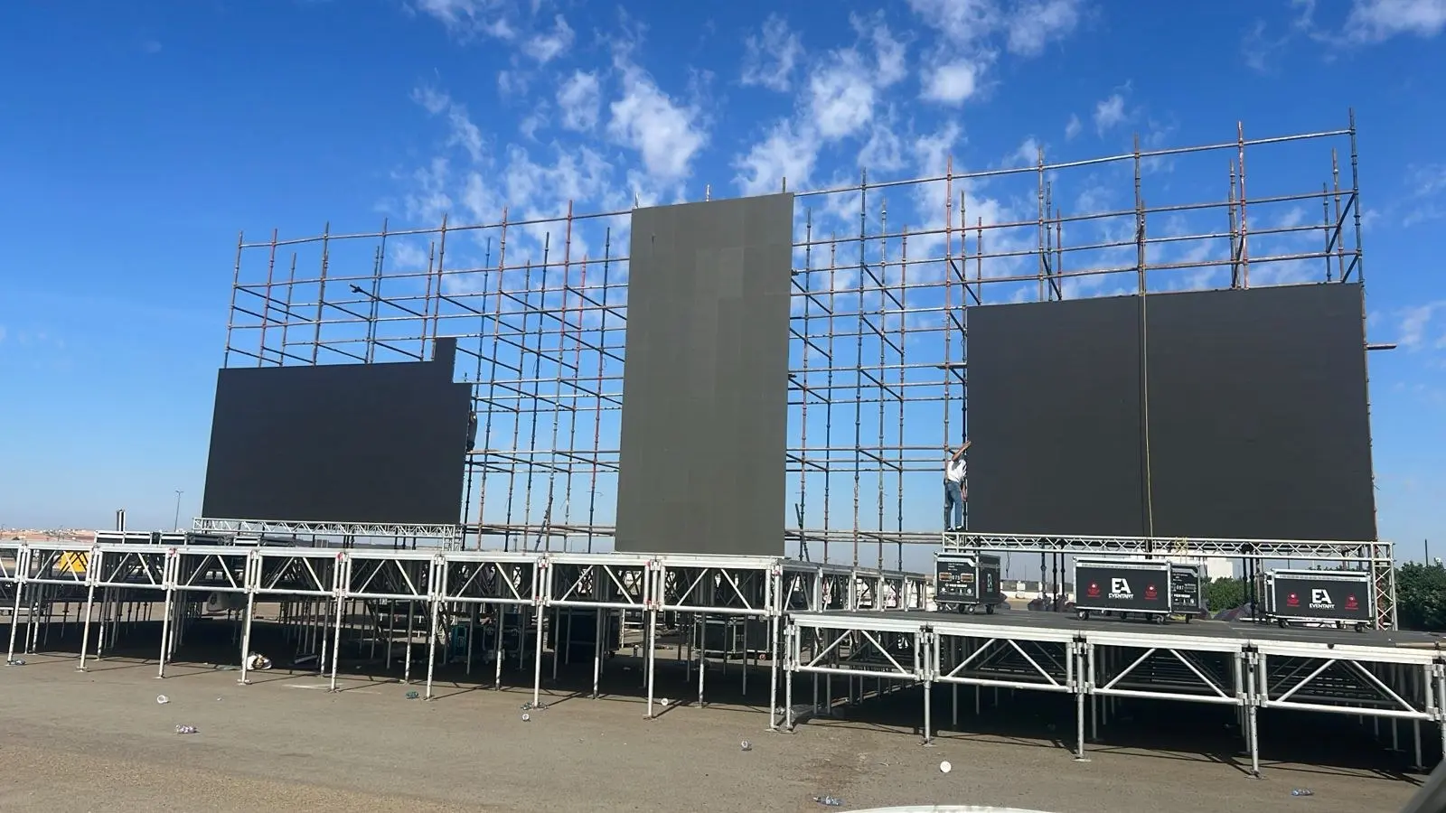 هيكل شاشات LED خارجية قيد التركيب