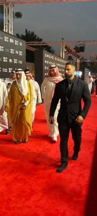 مرافقة ضيف رفيع على السجادة الحمراء