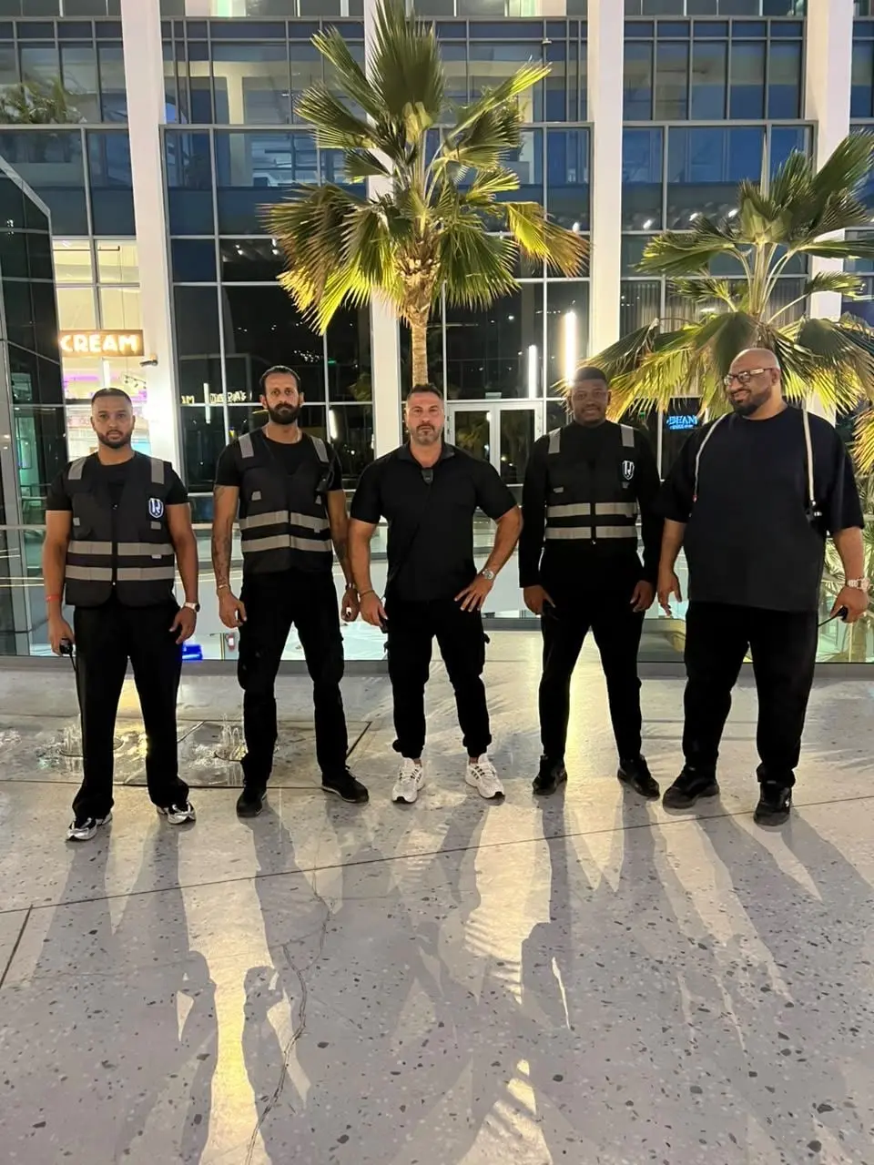 فريق أمن بسترات عاكسة في ساحة خارجية ليلاً