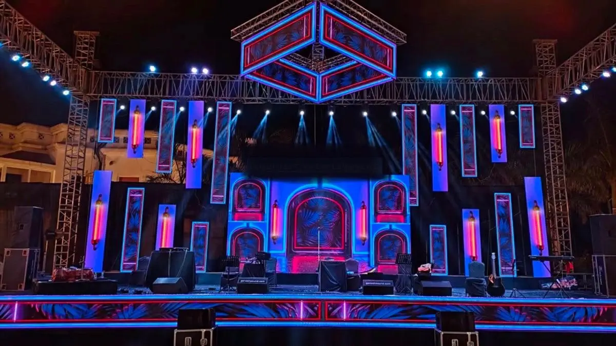 منصة مهرجان خارجية مضاءة ليلاً