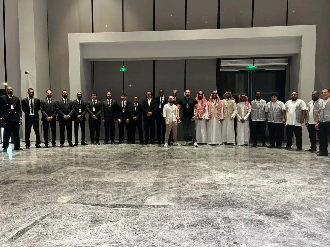 فرق الأمن والاستقبال والخدمات قبل استقبال الضيوف
