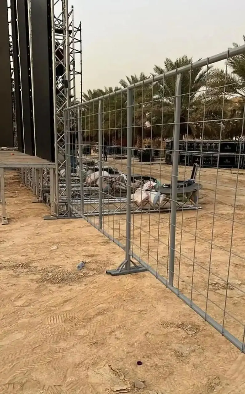سياج مؤقت يحدد مسارات موقع فعالية خارجية