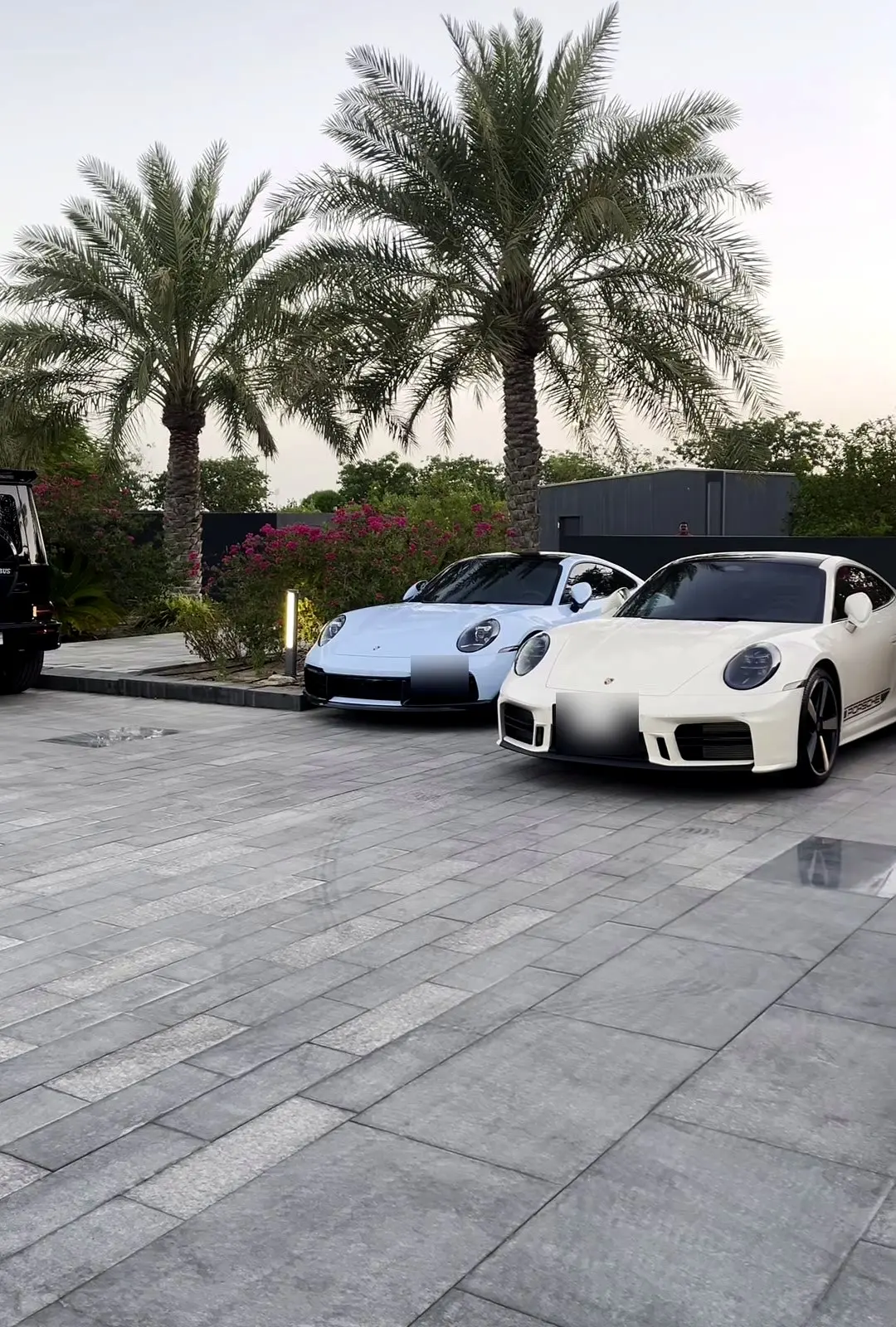 سيارات رياضية مصفوفة في منطقة المواقف
