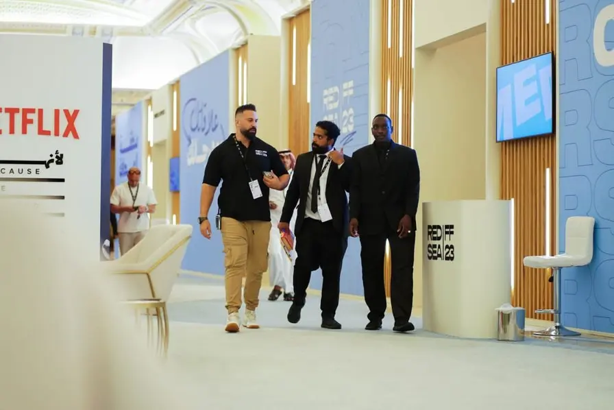 فريق مرافقة يرافق ضيفاً داخل معرض